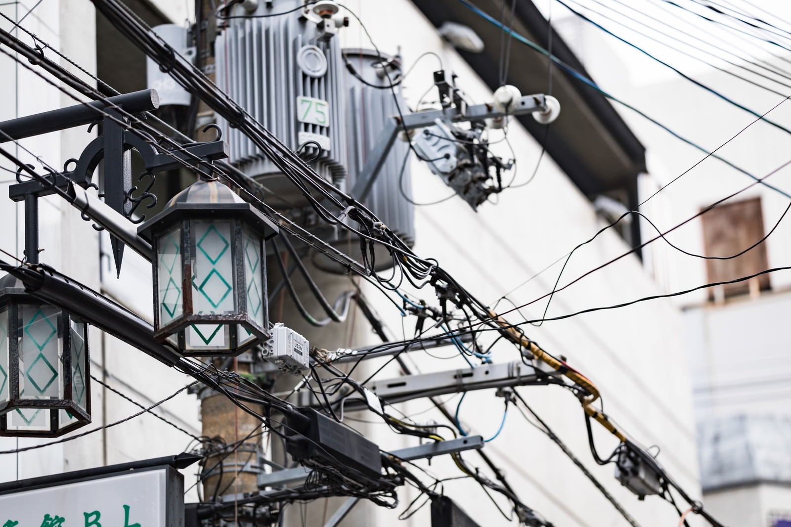 「繁華街の電柱と電線」の写真