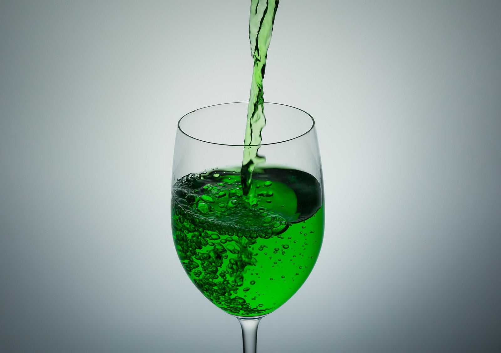 「グラスに入れる緑の液体（ポイズン）」の写真
