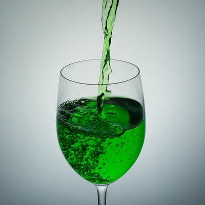 グラスに入れる緑の液体（ポイズン）の写真