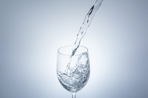 グラスの中に注がれる水の写真
