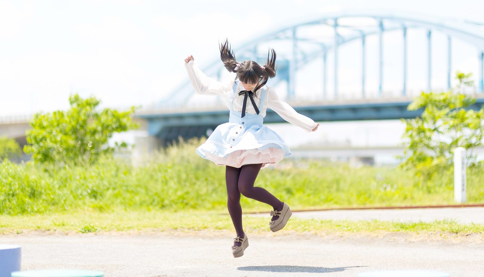「ジャンプするツインテールの魔法少女」の写真［モデル：こころ］