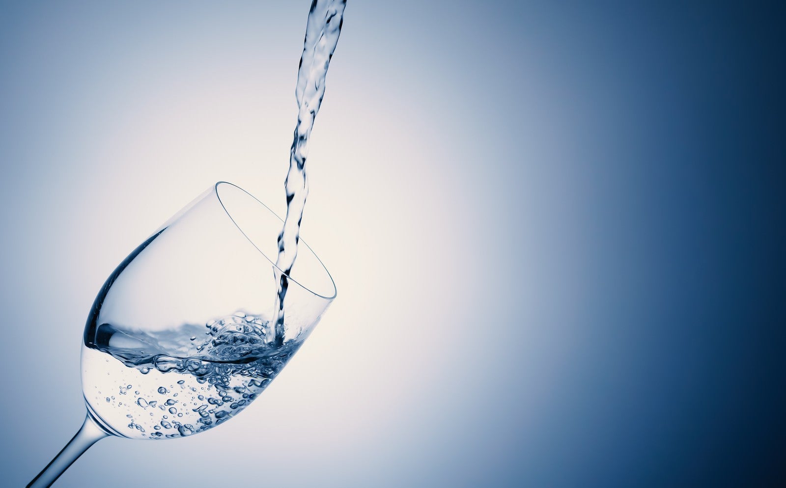 「グラスにお水をドボドボ」の写真