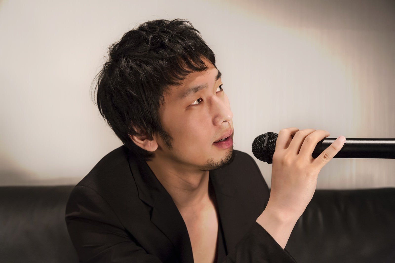 「カラオケを歌うホスト風の男性」の写真［モデル：大川竜弥］
