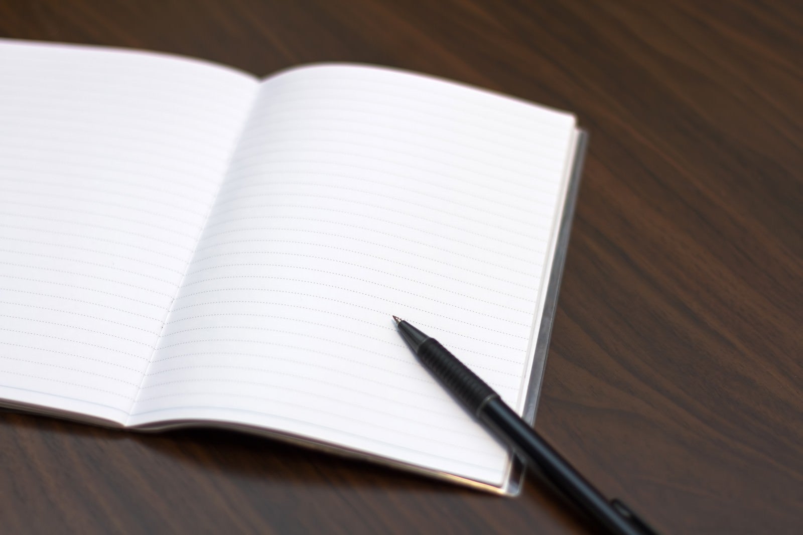 「見開きのノートとペン」の写真