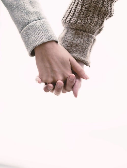 恋人と手をつなぐ（Love握り）の写真