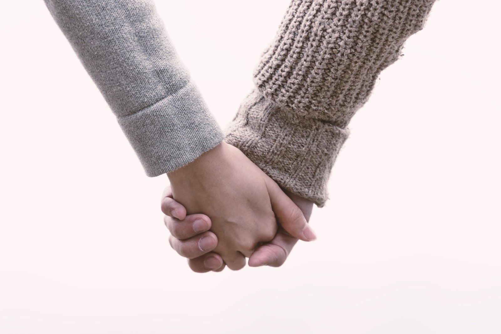 「恋人と手をつなぐ（交際間もない）」の写真