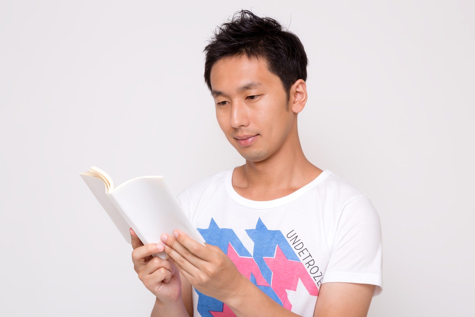 「読書する男性」の写真［モデル：大川竜弥］
