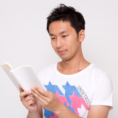 読書する男性の写真