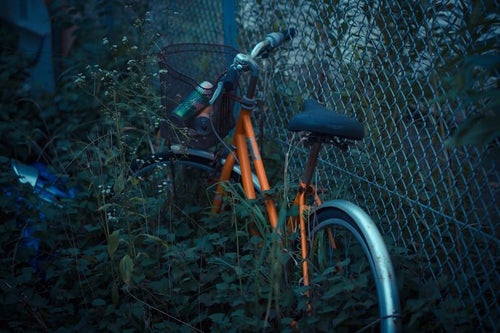 置き捨てられた自転車の写真