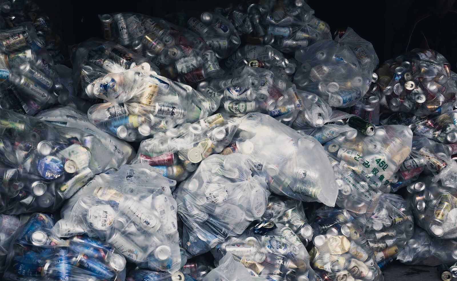 「リサイクルに持ち込まれた空き缶」の写真