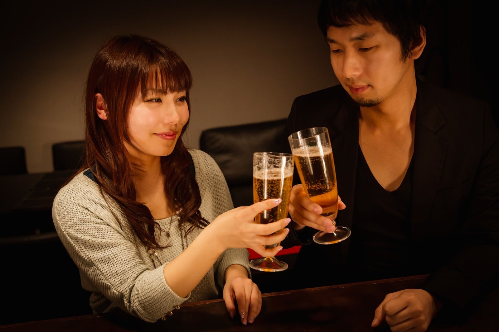 「バーで乾杯する男女」の写真［モデル：大川竜弥 Lala］