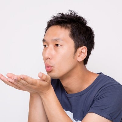 両手で「ふぅー」の写真