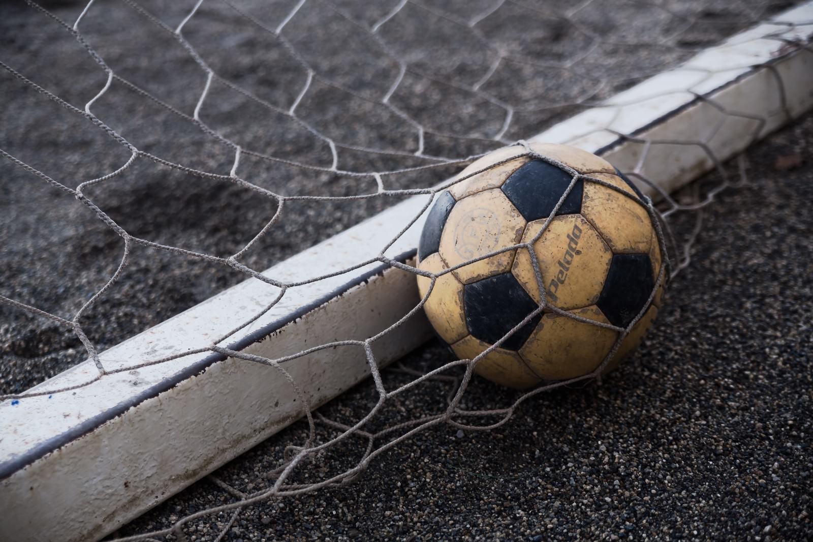 「ゴールネットとサッカーボール」の写真