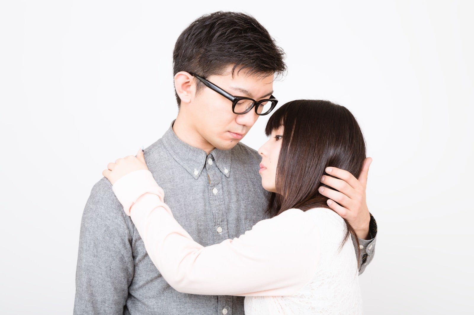 「口付けをしようと彼女をやさしく抱擁する彼氏」の写真［モデル：OZPA Lala］