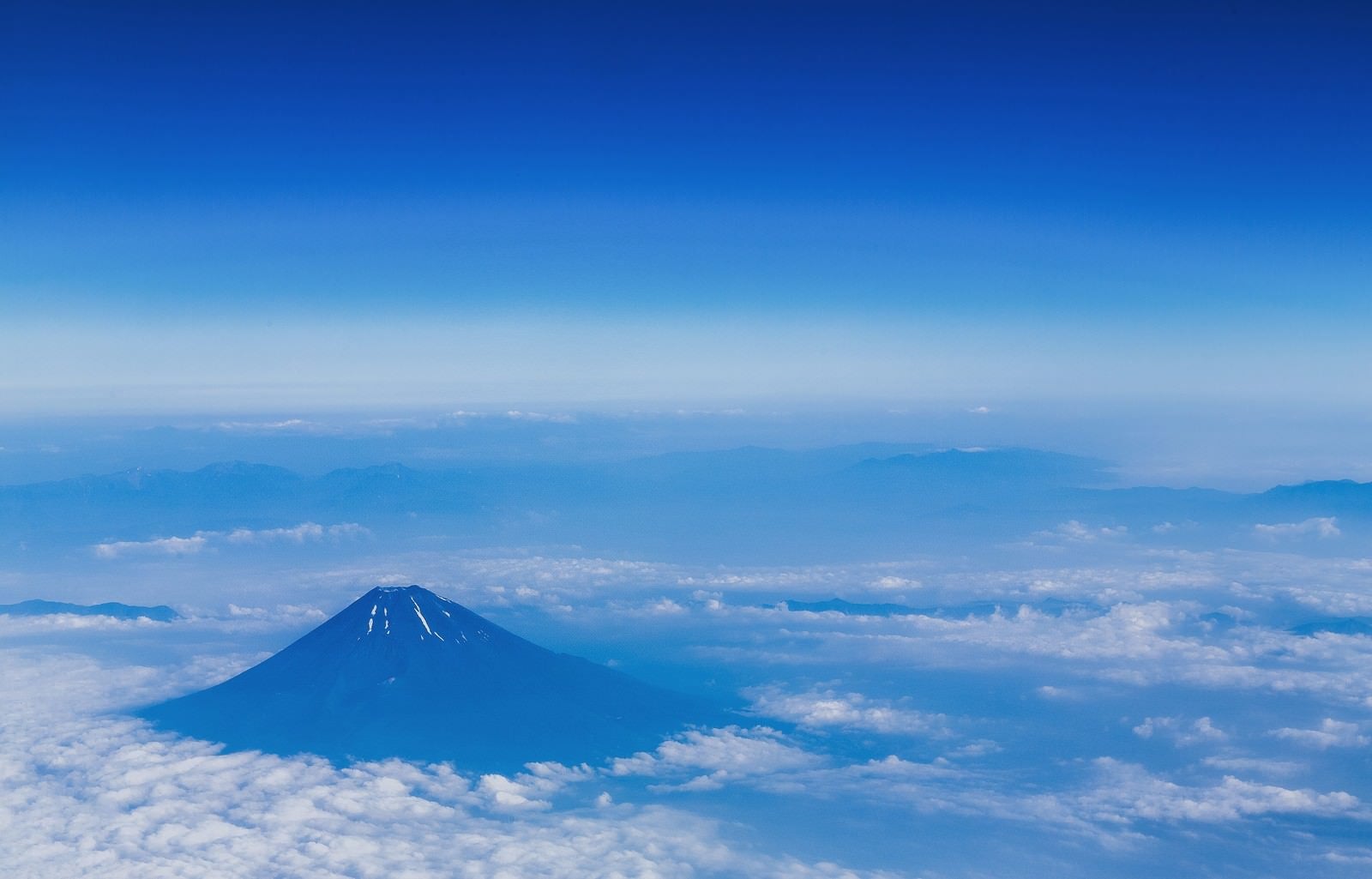 「上空から雪解けの富士山（夏）」の写真