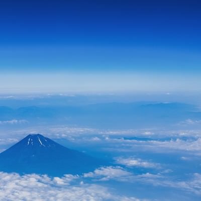 上空から雪解けの富士山（夏）の写真