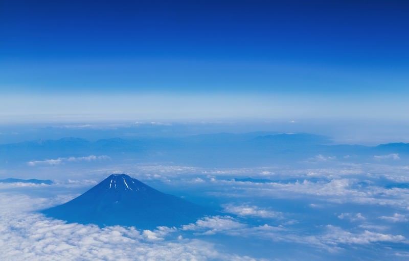 上空から雪解けの富士山（夏）の写真