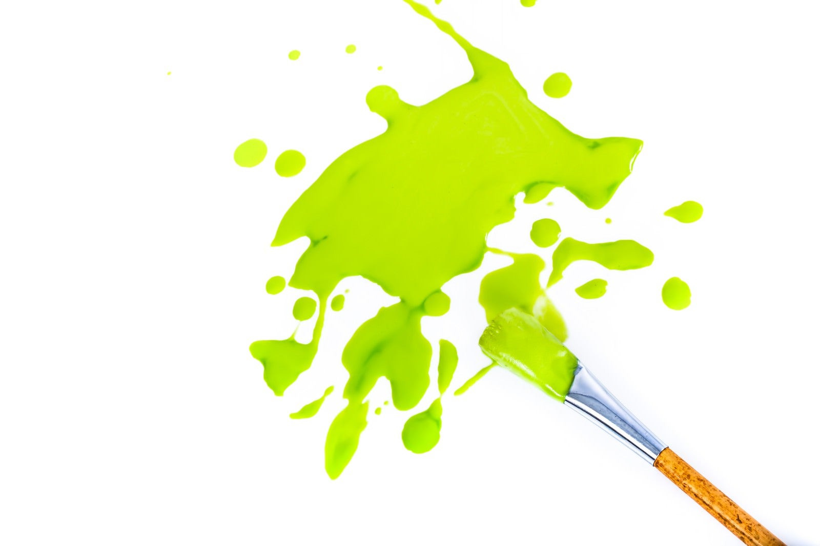 「緑の塗料と絵筆」の写真