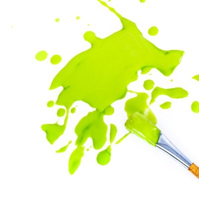緑の塗料と絵筆の写真