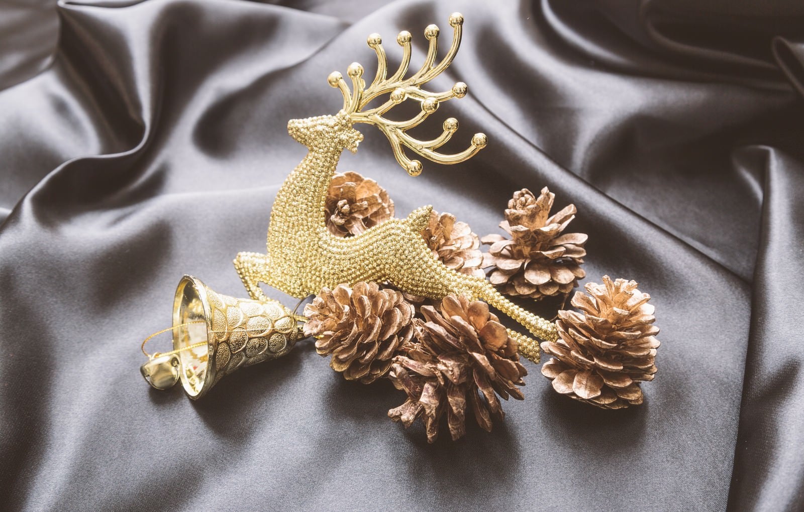 「トナカイを型取ったクリスマスの飾り | フリー素材のぱくたそ」の写真