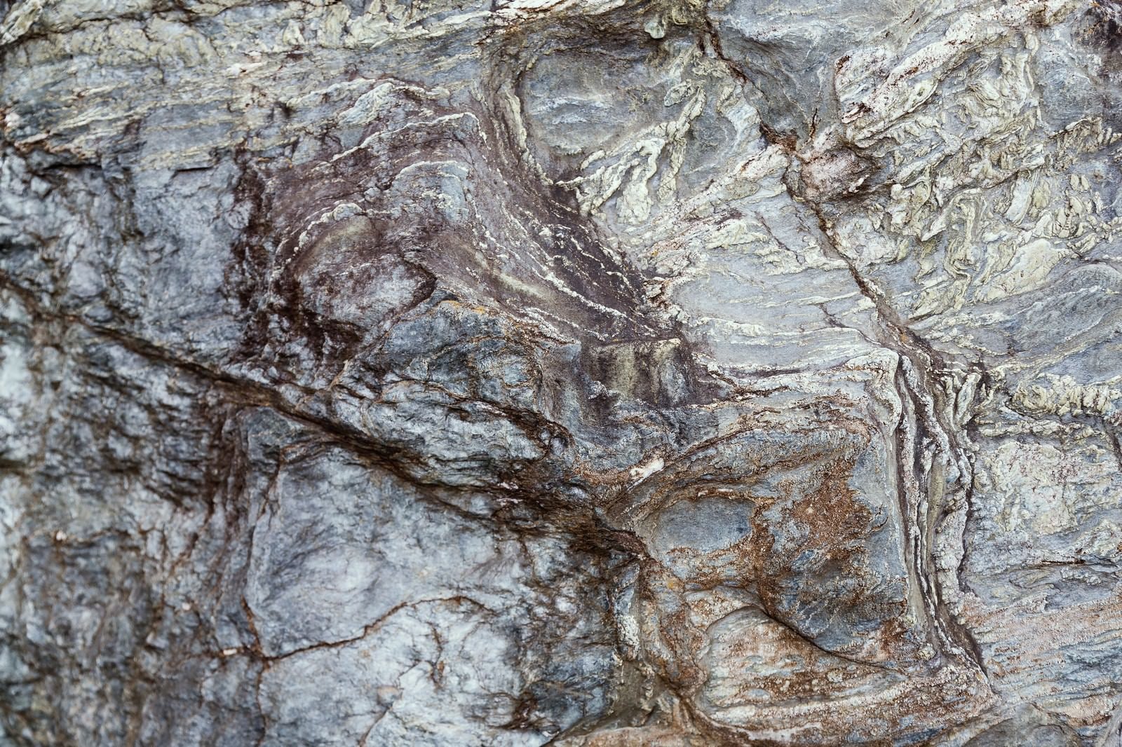 「ゴツゴツした岩肌のテクスチャー」の写真