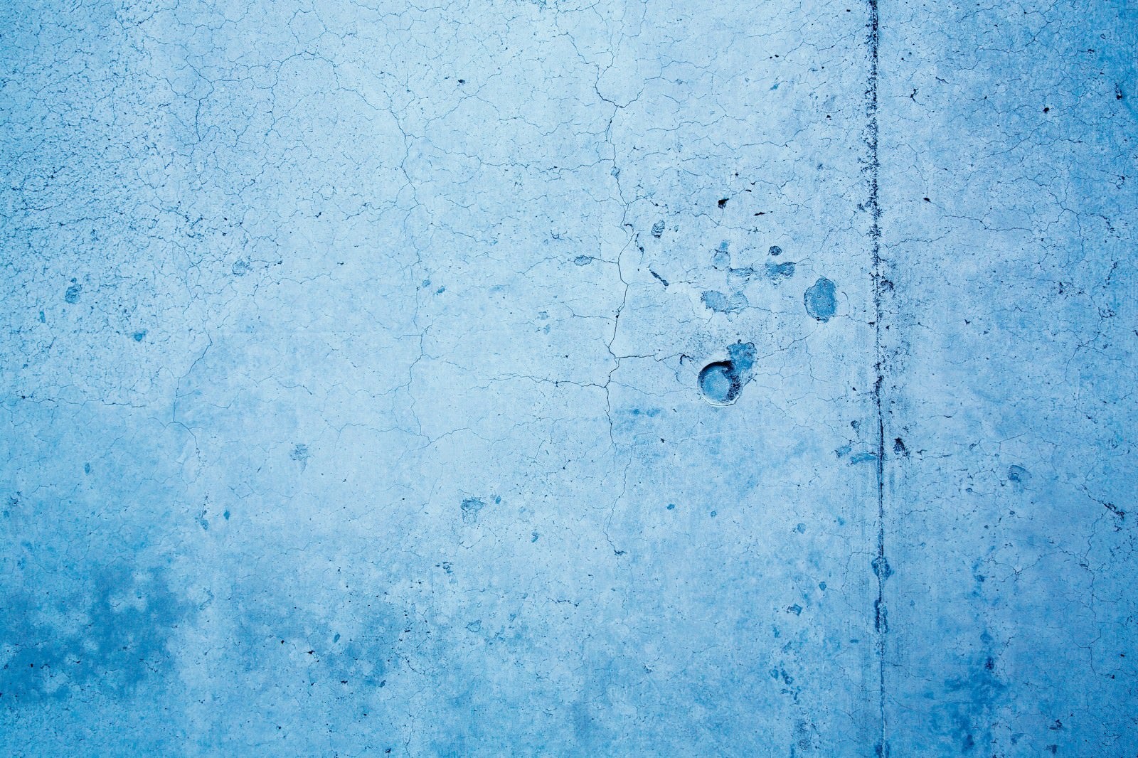 「ヒビ割れた青い壁（テクスチャー）」の写真