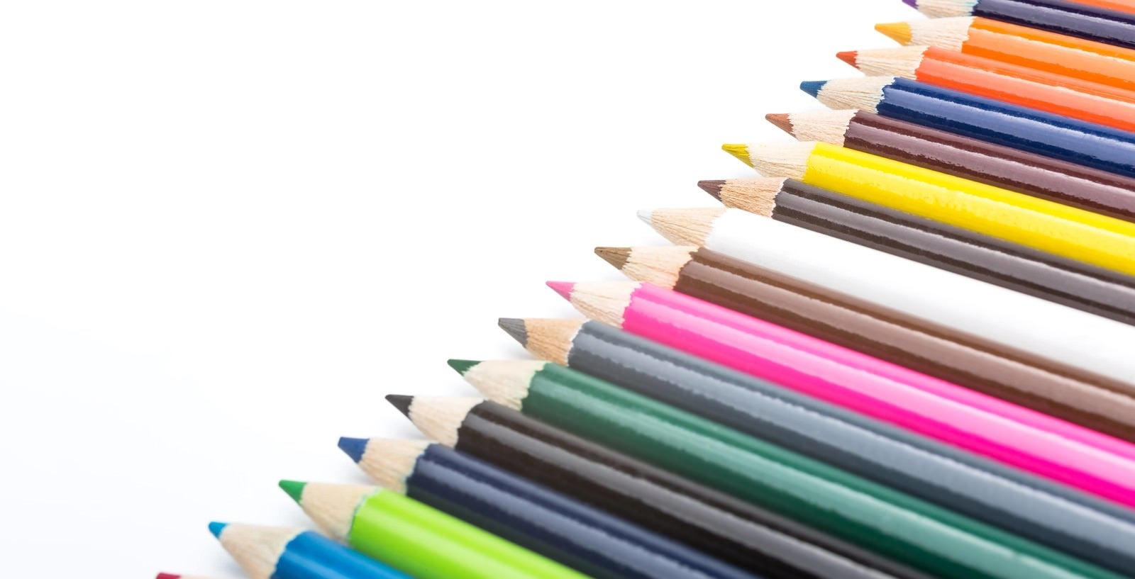 「並べられた色鉛筆」の写真