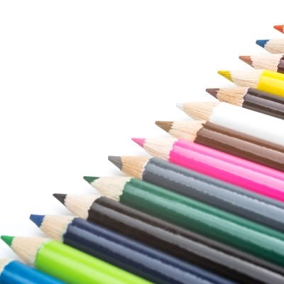 並べられた色鉛筆の写真