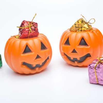 ハロウィンかぼちゃのお化けとプレゼントの写真
