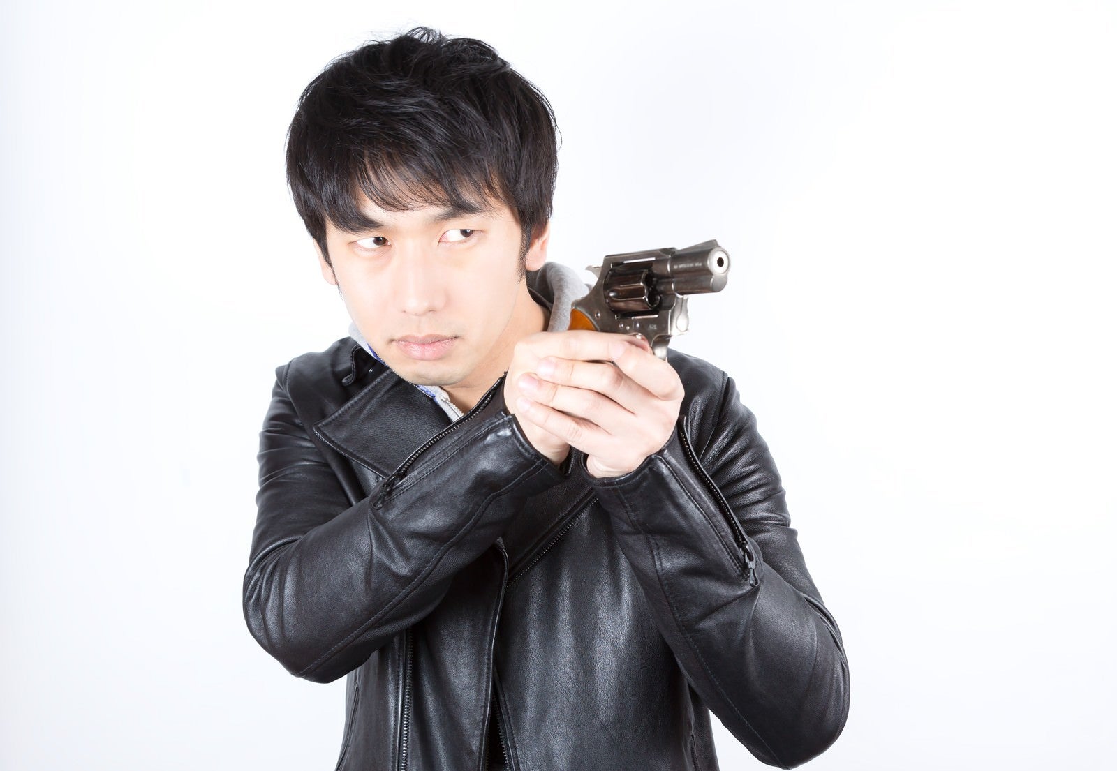 「犯罪者（無職）に拳銃を向けて威嚇する刑事風の男性」の写真［モデル：大川竜弥］
