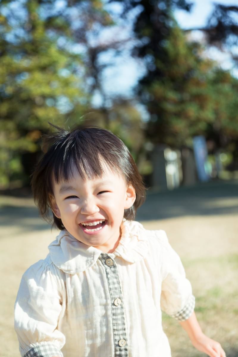 「笑顔で公園を走り回る子供」の写真［モデル：あんじゅ］