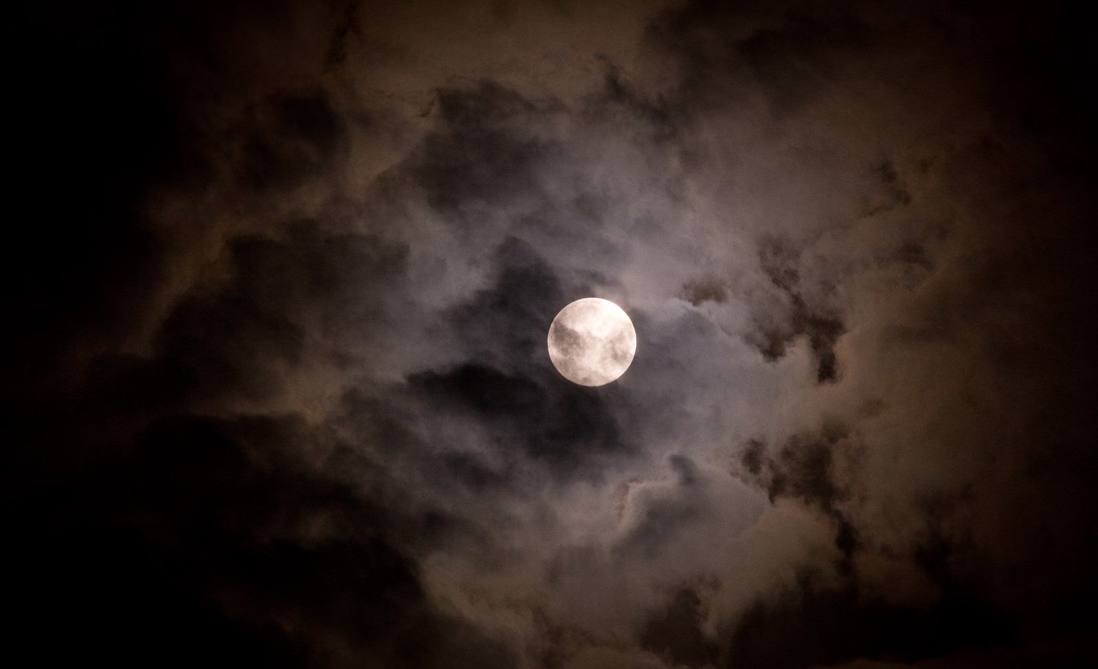 「満月と不気味な雲」の写真