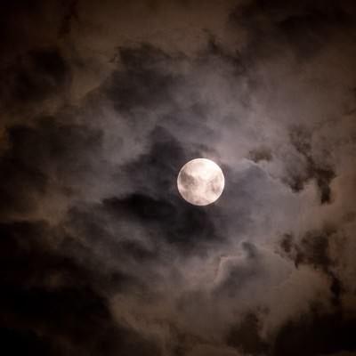 満月と不気味な雲の写真
