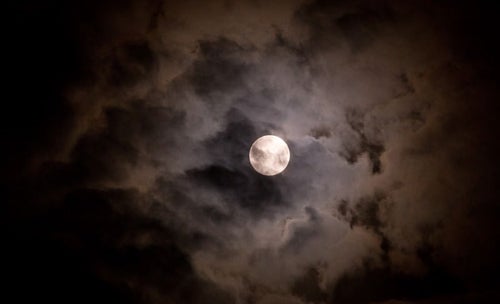 満月と不気味な雲の写真