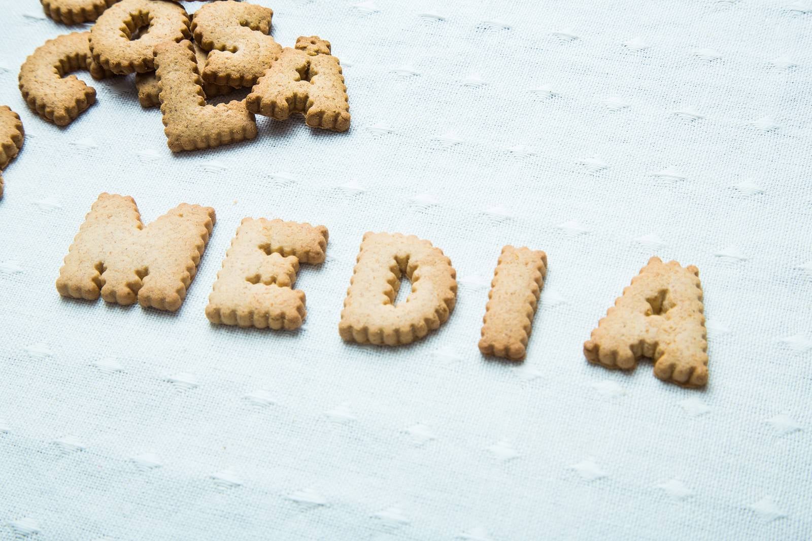 「MEDIAと並べられたクッキー」の写真