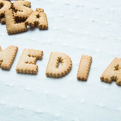 MEDIAと並べられたクッキーの写真