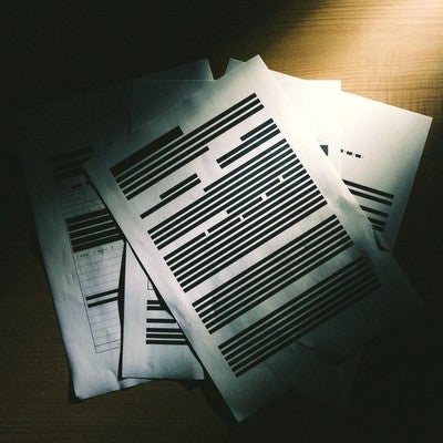 黒く塗りつぶされた機密書類の写真の写真