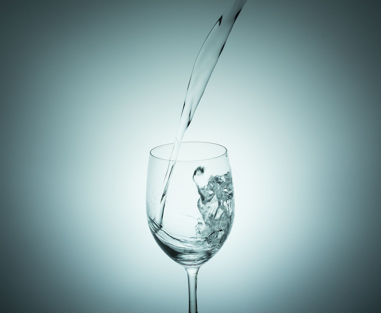 「グラスに水を注ぐ瞬間」の写真