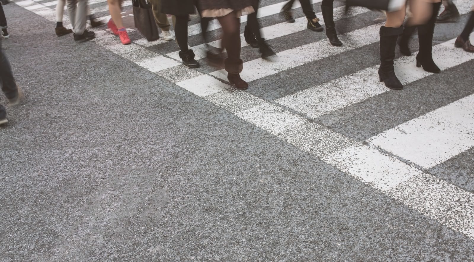 「横断歩道と人の足」の写真