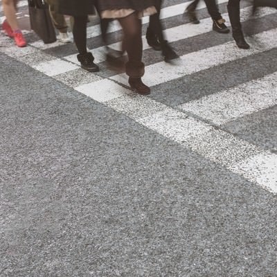 横断歩道と人の足の写真