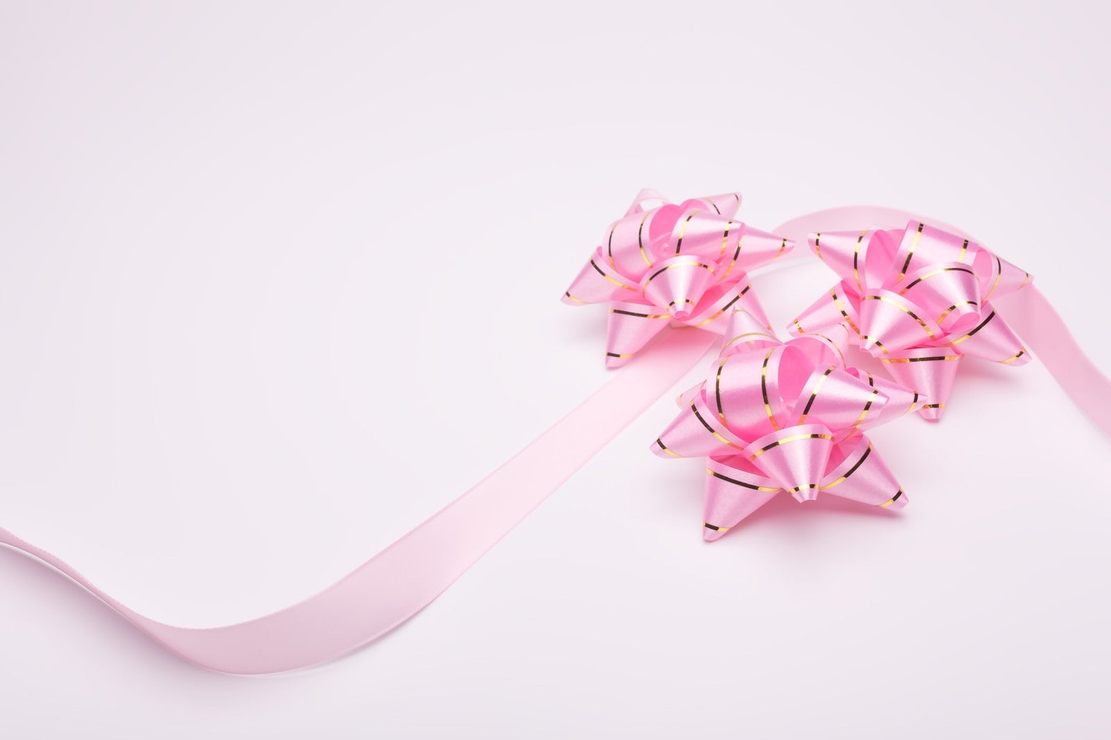 「ピンクのプレゼントとリボン」の写真