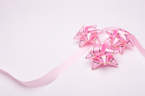 ピンクのプレゼントとリボンの写真