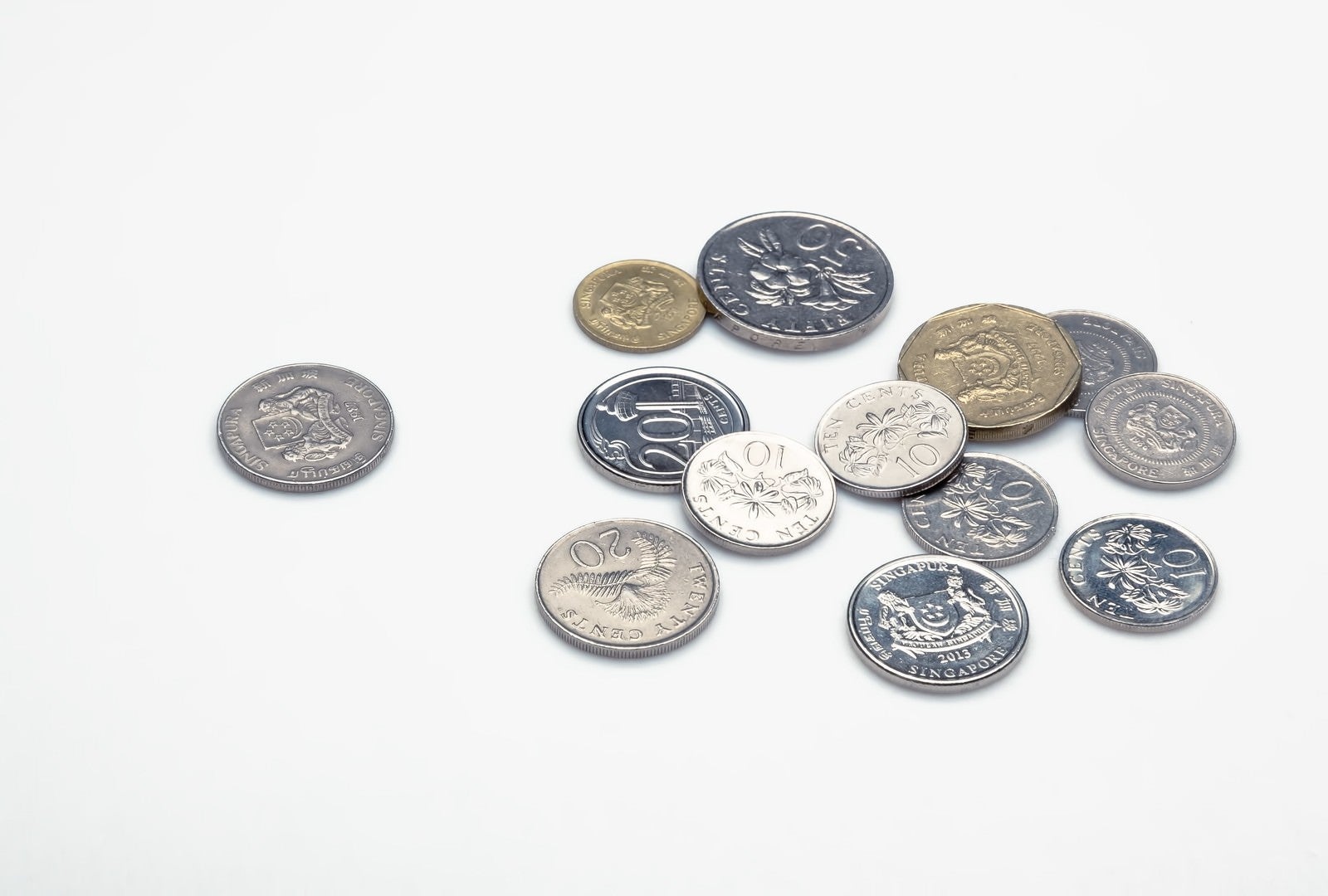 「散らばったシンガポールのコイン」の写真