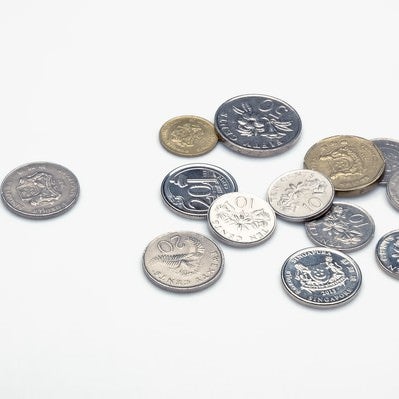 散らばったシンガポールのコインの写真