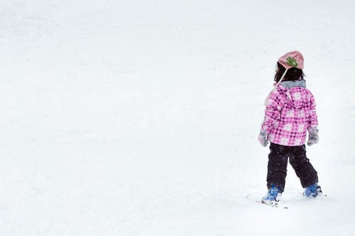 スキーを楽しむ子供の写真