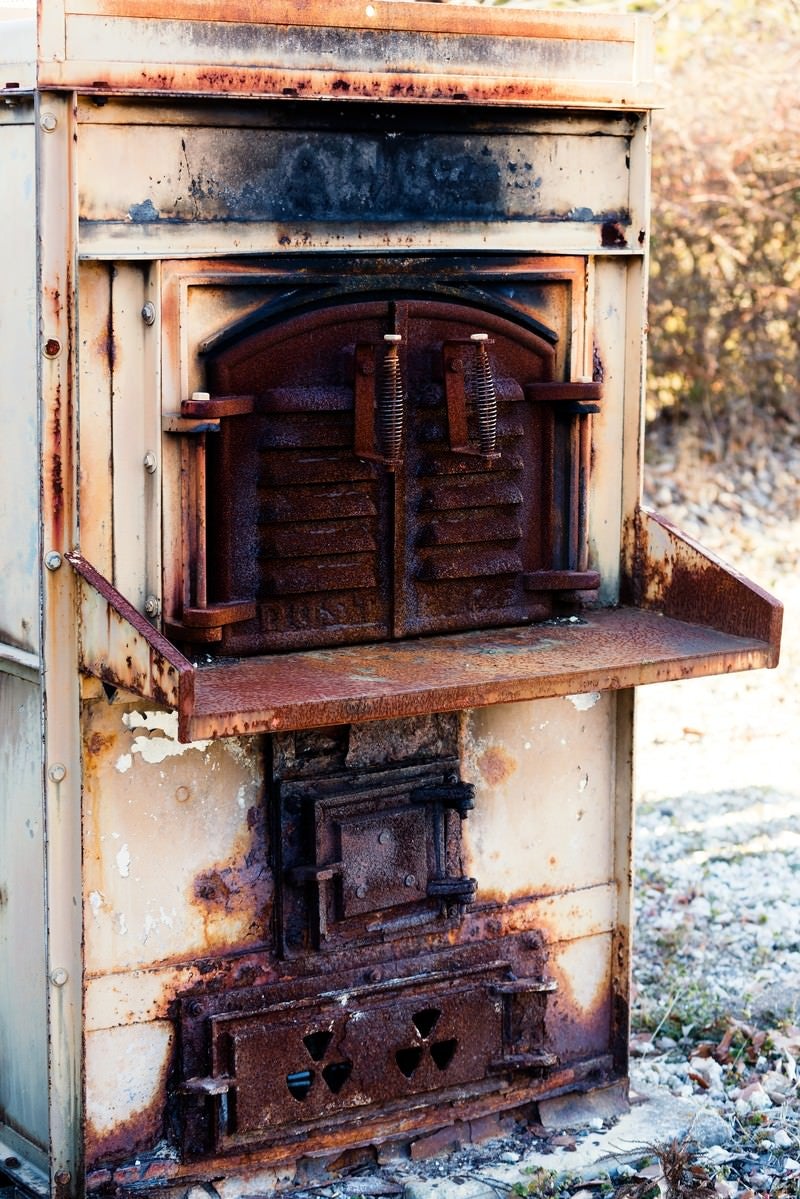 「使い込まれた焼却炉」の写真