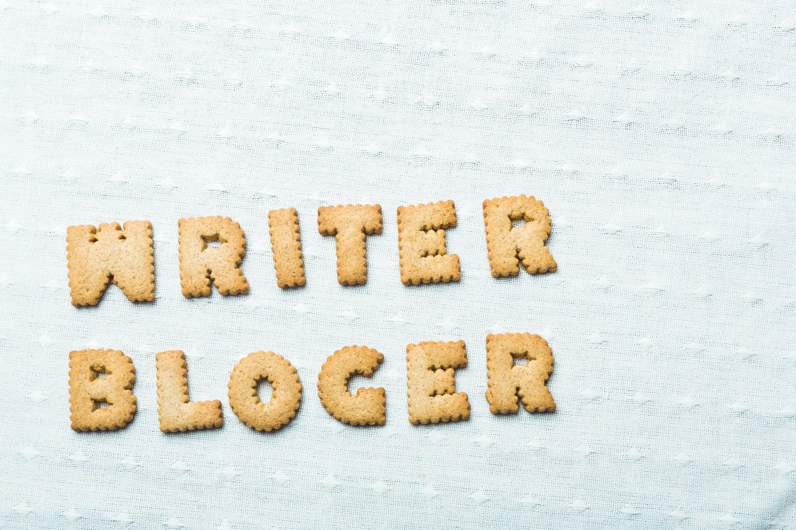「WRITER、BLOGERと並べられたクッキー」の写真