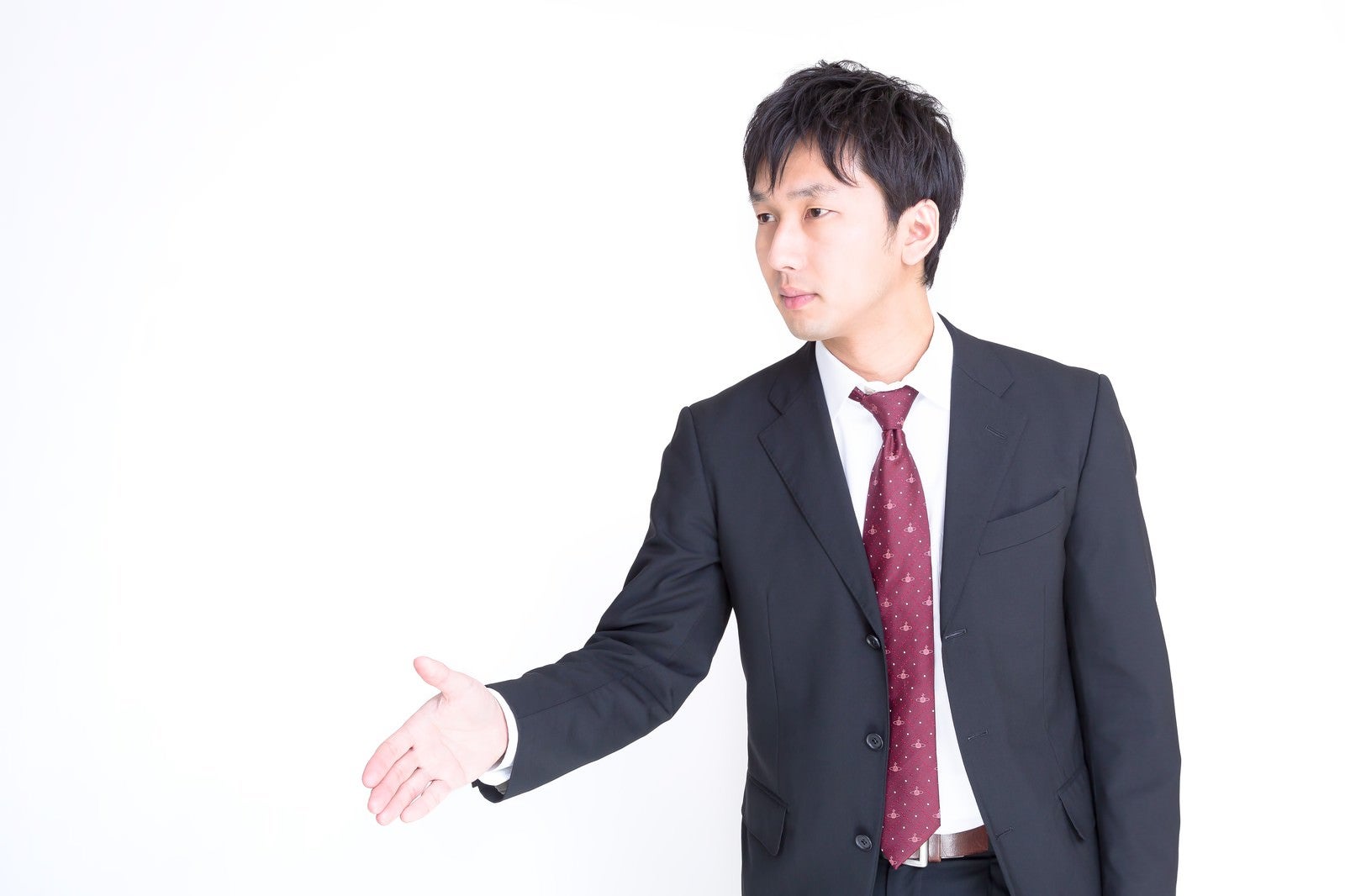「握手を求めるビジネスマン」の写真［モデル：大川竜弥］