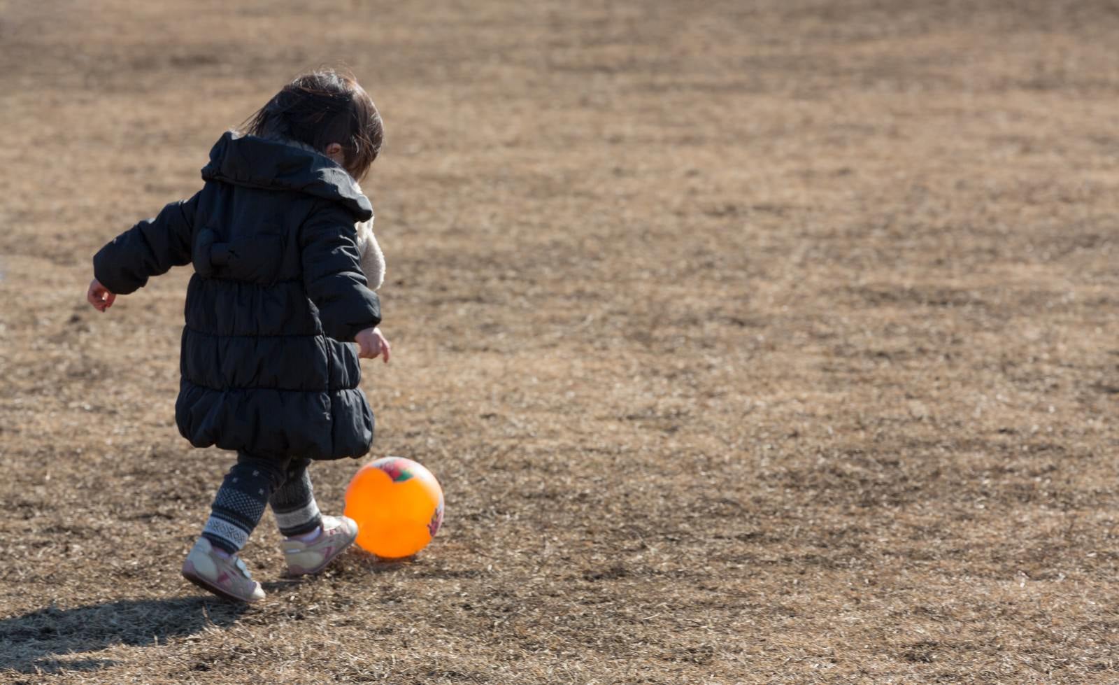 「ボール遊びをする子供」の写真