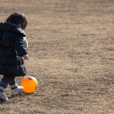 ボール遊びをする子供の写真
